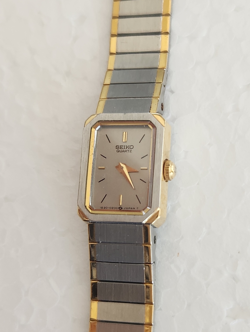 Vintage Seiko 1E20 5520 Gold and Silver Rectangular Tiny Quartz Watch - Picture 2 of 12